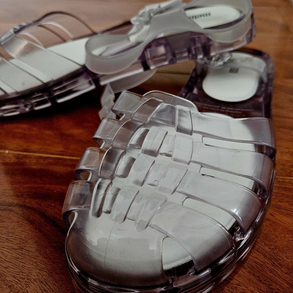 New clear jellyfisherman sandals by Melissa! Suze 10. Verrsatile,and so fun.